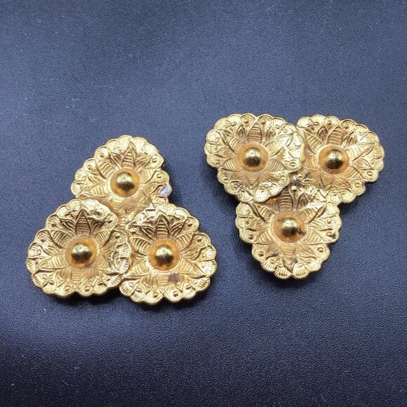 Pair of Dress Clips Gold Gilt Triple Flowers Design Antique Style Clips - Picture 2 of 6